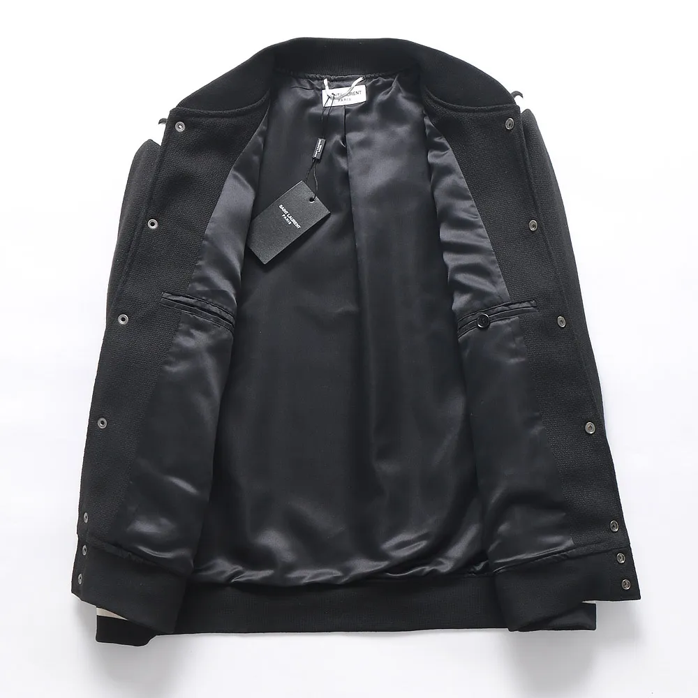 P480 Saint Laurent Paris slp classic leather patchwork black and white baseball collar jacket. Original version 1:1 to develop the highest version on the Internet. It took 2 months to customize pure wool fabric and jacquard ribbing (ordinary machines cannot achieve this jacquard effect). The version is super handsome. The patchwork position is very particular about parking technology. Whether the whole dress looks good or not depends on this position. Same style for men and women. Color: black and white spelling/white/black. Size: 46 48 50 52